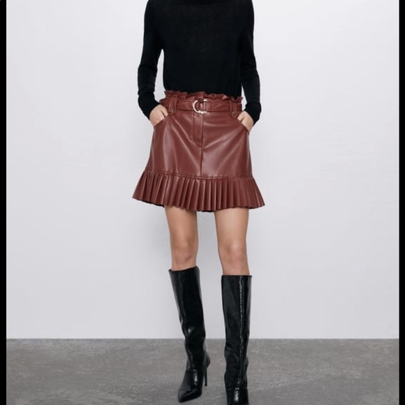 **SOLD** Zara pleated faux leather mini skirt - Picture 4 of 6
